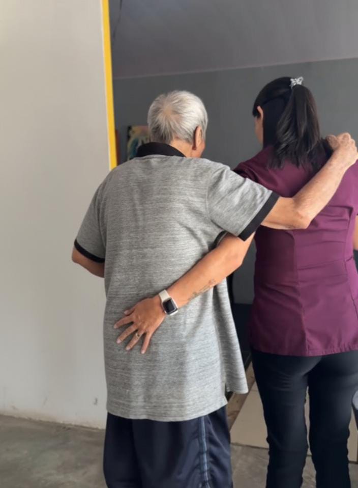 Profesional de CareConnect acompañando con calidez y apoyo en cada paso