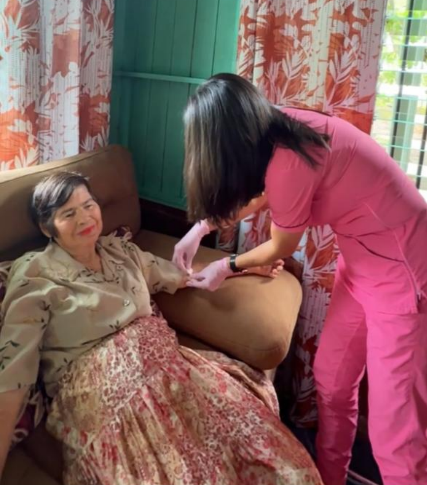 Profesional de enfermería CareConnect brindando atención domiciliaria con calidez