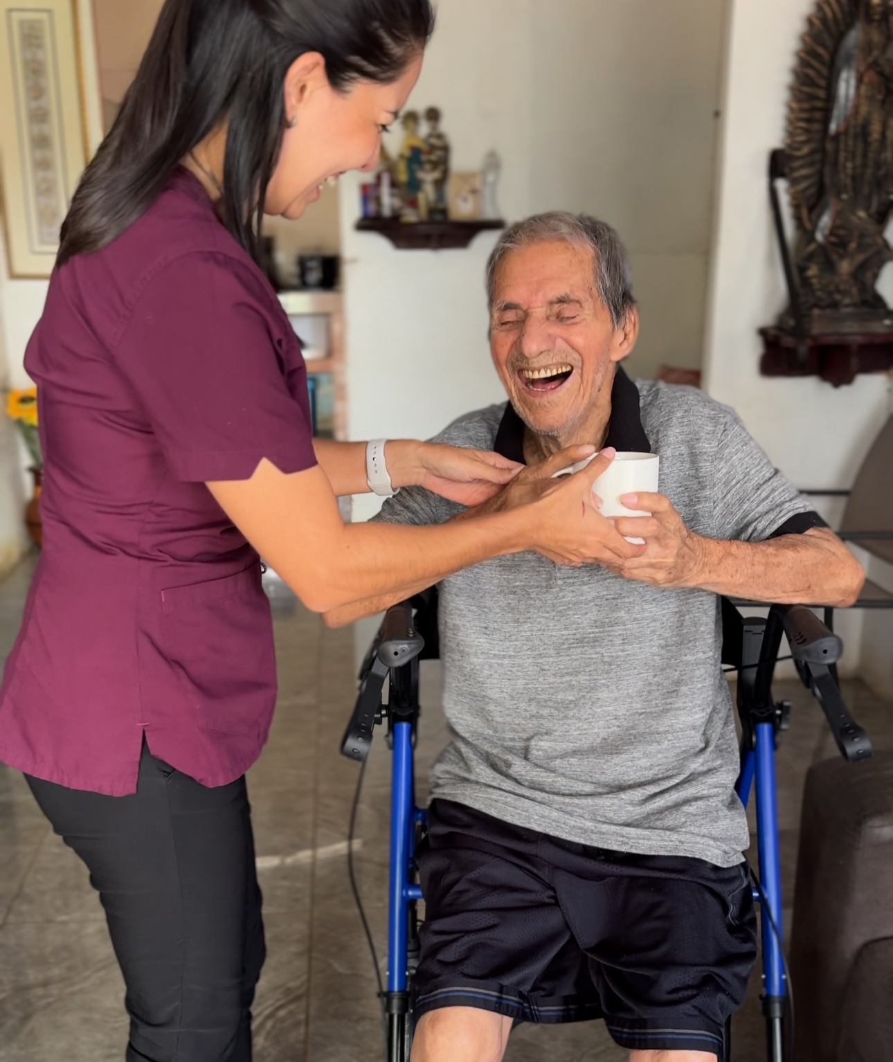 Profesional de enfermería CareConnect brindando cuidado con calidez a adulto mayor